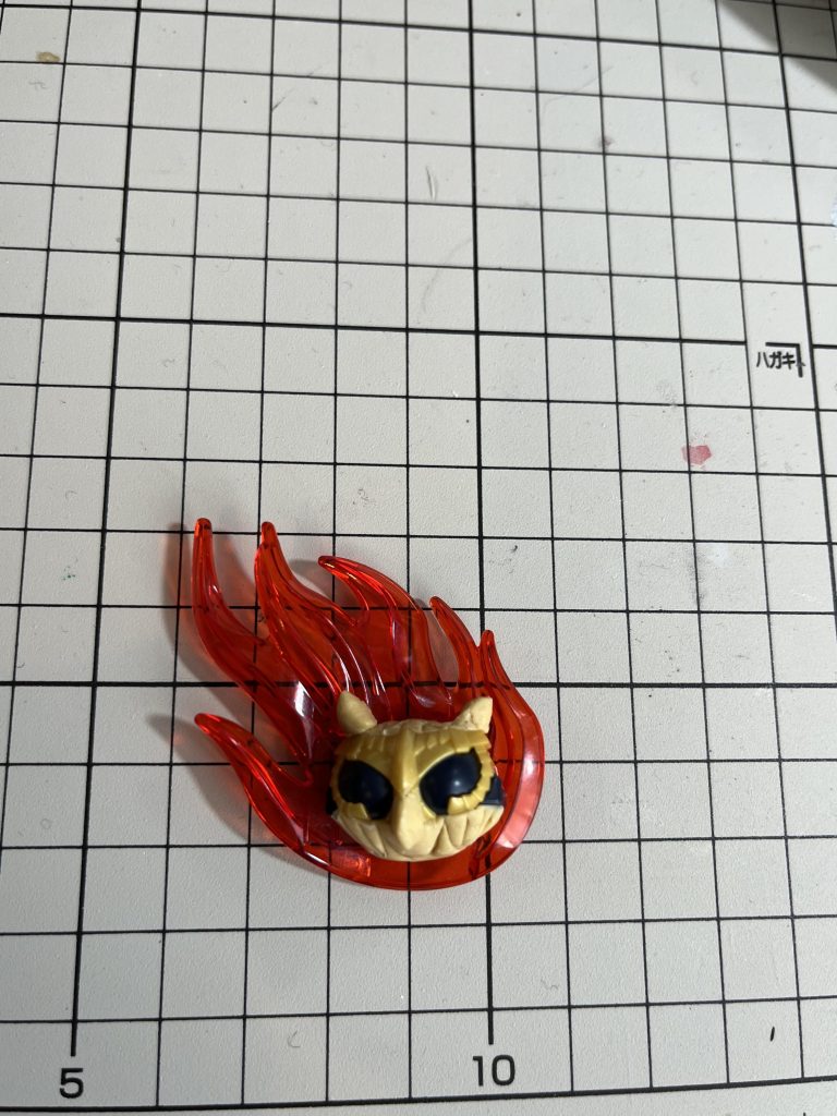 フクロウはクレオパトラの胸部分ですジークアクスに獅子の斧を持たせたのでこちらにもアルガス装備を持たせました赤いガンダムは遠距離特化らしいので梟の杖をモチーフに鬼火をつけました