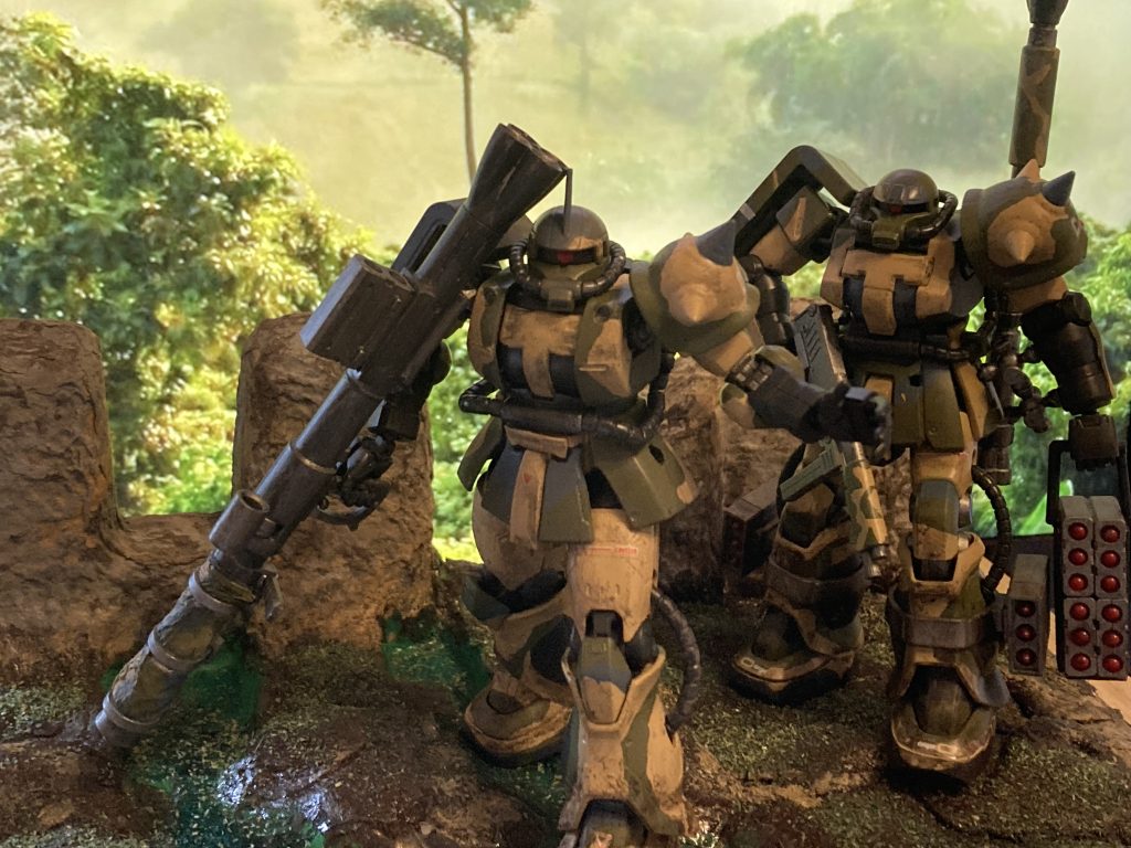 指揮官機はザク2オリジン版、僚機はザクIIF2です。カラーリング以外は素直に組み上げました。