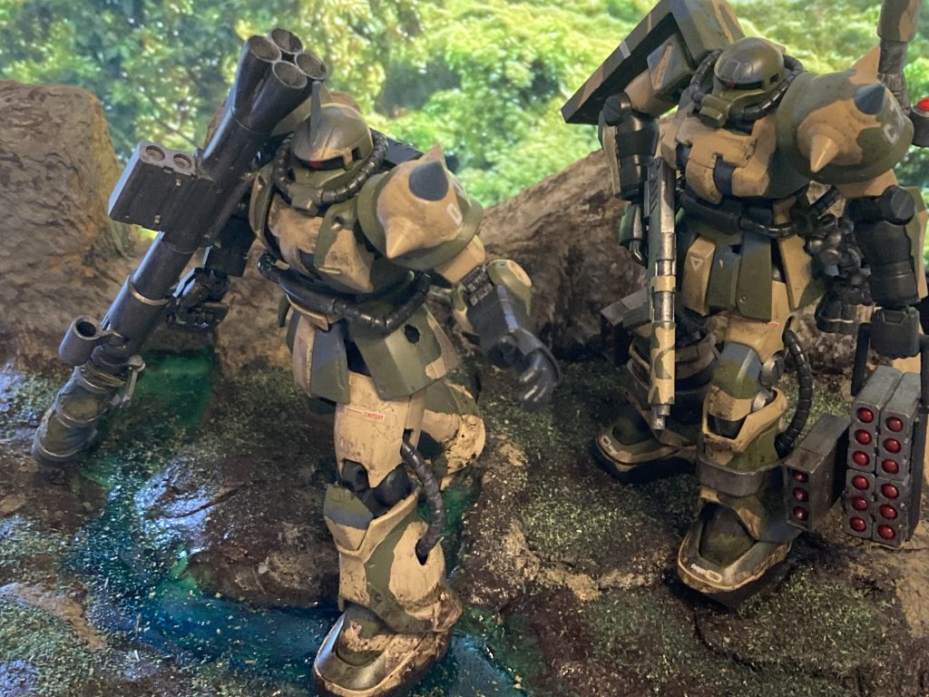 指揮官機のバズーカには、ちょいひと工夫。僚機のオカモチは、ザクバズーカの弾倉とプラ板、ランナーキレハシ‥で‥らしくなりましたかね‥?