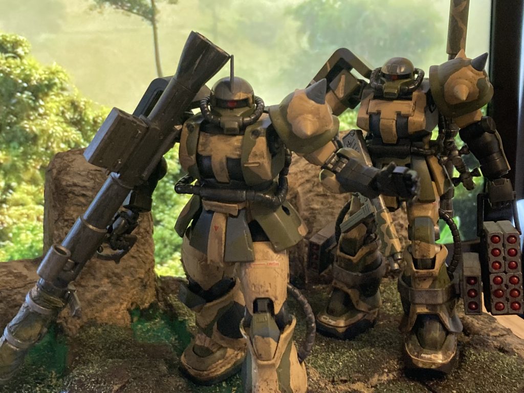 僚機のザクバズーカは、本家では腰部に横向きなんですけど、バックパックにネオジム磁石で縦型に取り付けました。