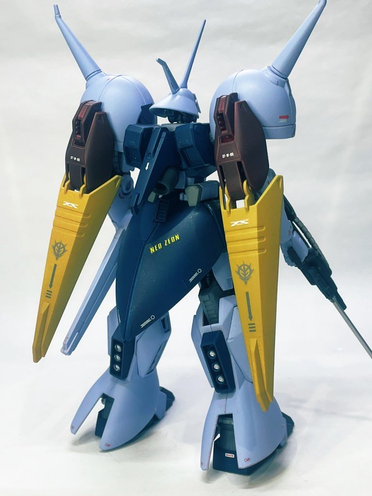 背中のシールド配色もギャン盾カラーにしてみました。形状違いますが違和感はないかなと。