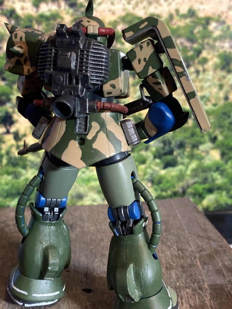 バックパック!は、まあまあ上手くいった様な気がします^_^ ガリボルディ隊のザクデザートタイプは新型設定らしく、小型化された排熱装置と、バーニアが特徴です。また、関節のシーリングは見直されたという設定です。まあ、シーリング無しなんで作る方は楽ですな^_^