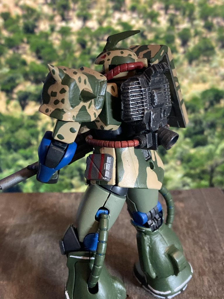 腰部の動力ケーブルはグフのヒートロッドを使いました。ザク2のものでは、太すぎてうまく行きませんでした💦 また、腰部の武器は型取りせずに、コトブキヤパーツでお茶濁し‥