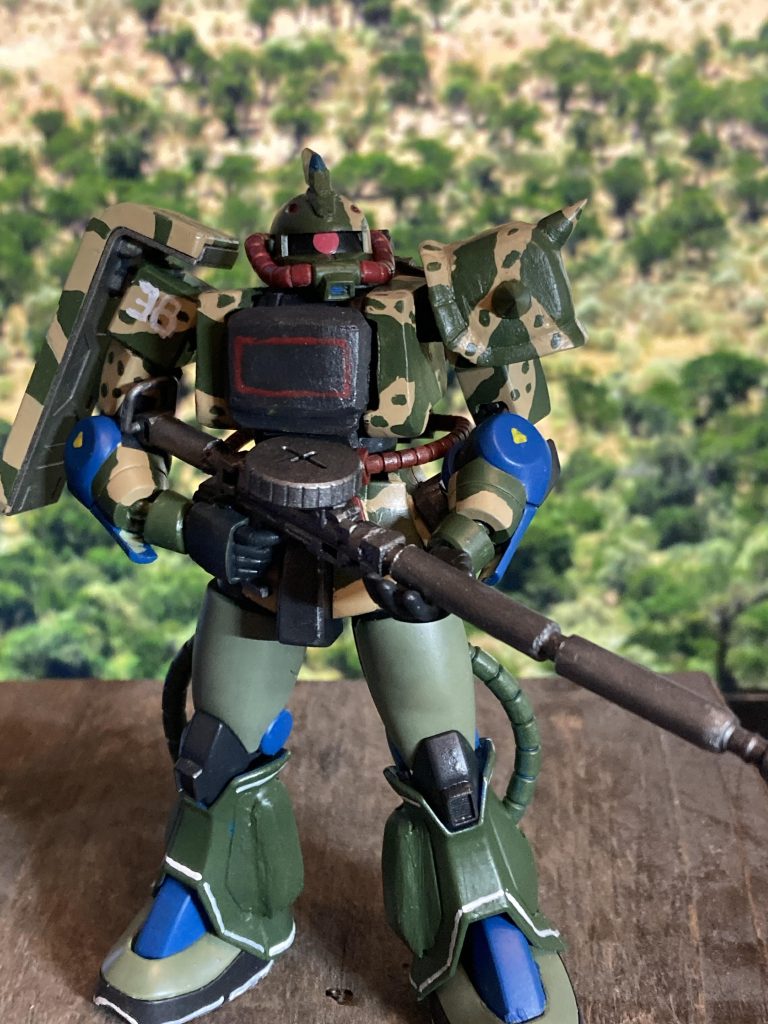 旧キットと、hguc ザク2 のニコイチされてる方は、ちょこちょこおられるようですが、今回はMSDデザートタイプより、お湯丸型抜きでパーツをいくつか作り、あとはポリパテ、プラ板より作成しました。