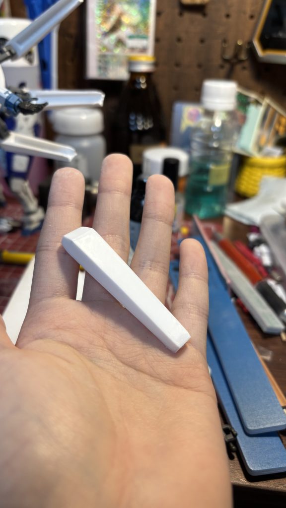 FDMプリンター特有の積層痕をプラ板を貼り付けることで隠す。