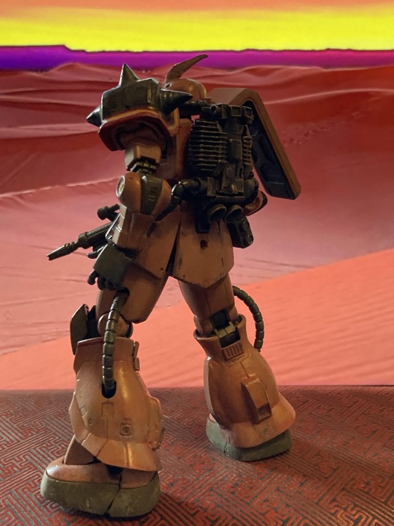 なんかこのショットは好きです❤️ショルダーアーマーも複製して、内側にザク2のショルダーアーマーをスパイク外して埋め込みました。オリジン版はアーマーの固定構造を考えるとポリパテだけでは強度が甘そうなので。