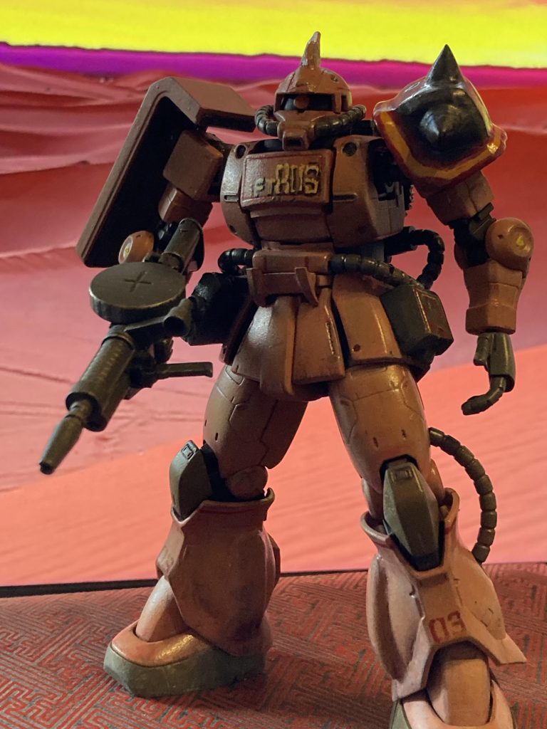 腰部の武器類も複製品です。もうちょい、頑張れば取り外し構造にもできたんですけど、接着で勘弁してください😭胸部のシャアザクバルカンは残したかった部分です^_^ 動力ケーブルが少し長いですね‥😢