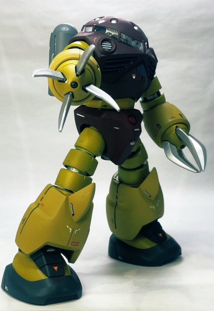 MGズゴックは皆、同じ価格帯ですがシャア専用は爪を増やしたりできてお得。