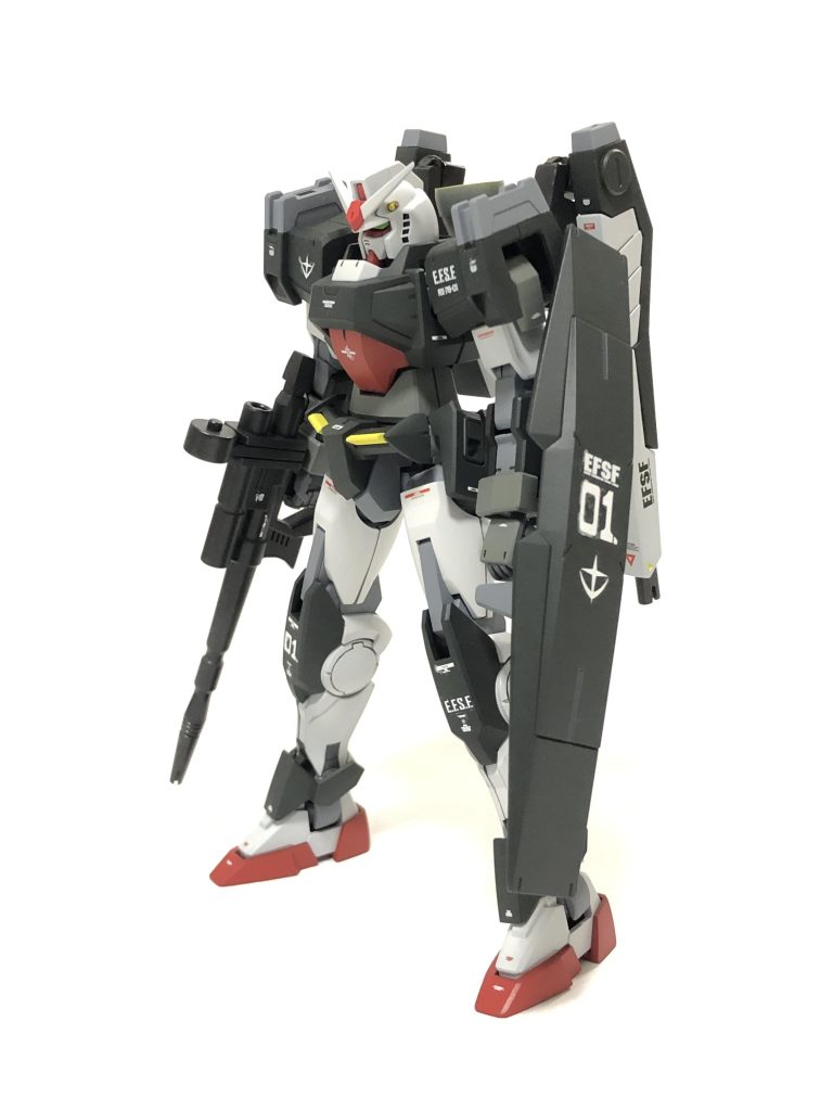 シールド装備です。黒っぽい部分は暗めのグリーンと明るめのグリーンで塗り分けたのですが、あんまり分からないですね…カラーリングパターンはプロトタイプガンダムをイメージしています。