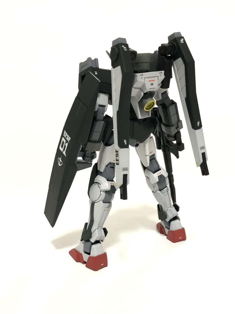 背中にはビーム砲を装備しています。この状態でのモチーフは言わずもがなF91ですが、