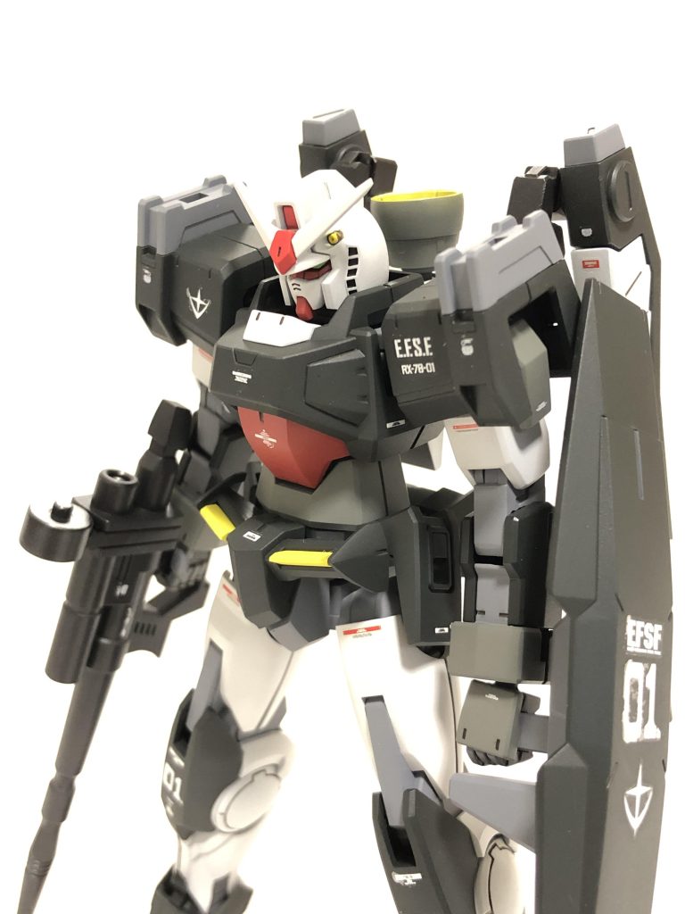 バックパック上の、上向のバーニアは個人的なこだわりです。大きなシールドで遠距離攻撃を防ぎ、たまらず突撃してきた敵のタックルを急降下で躱して、背中ビームで敵を下から撃ち抜く、というカウンター戦法を得意としている設定です。