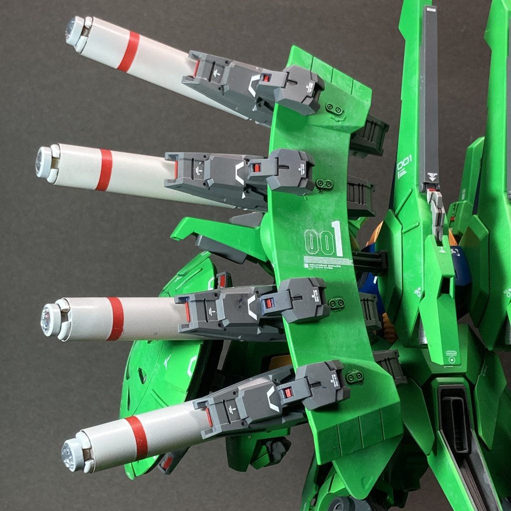 ミサイルをデカくしたい! パラス・アテネの魅力は、「カッコよさ」と「禍々しさ」の共存で(個人の感想です)、それを象徴するのが、このミサイルだと思います。そこで、100均の蛍光ペンと鉛筆キャップでミサイルを作りました。長さは1.5㎝程度の増加ですが、太さは倍以上になっています。弾頭にはレジンを流してシーカーを表現しました。 また、シールドにミサイルの直付けってどうなんだろう?と考え、ミサイルの懸架装置あるいは発射装置のようなものをでっち上げてみました。これには、30MMのパーツを使っています。