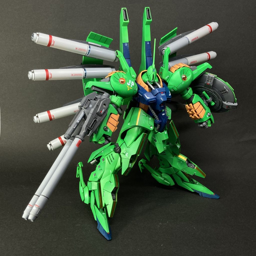 ビームガンとシールド 2連装ビームガンは、砲身をプラパイプで太く長くしました。機関部はあっさりしたデザインなので、ジャンクパーツで一回り大きくしてみました。 シールドは、小型ミサイルを40発も内蔵しているそうなので、それなら厚みが必要では?と考えました。そこで、キットの中華鍋的な形から、どら焼き的な形に変更しました。(もう少し、うまい説明ないの?)