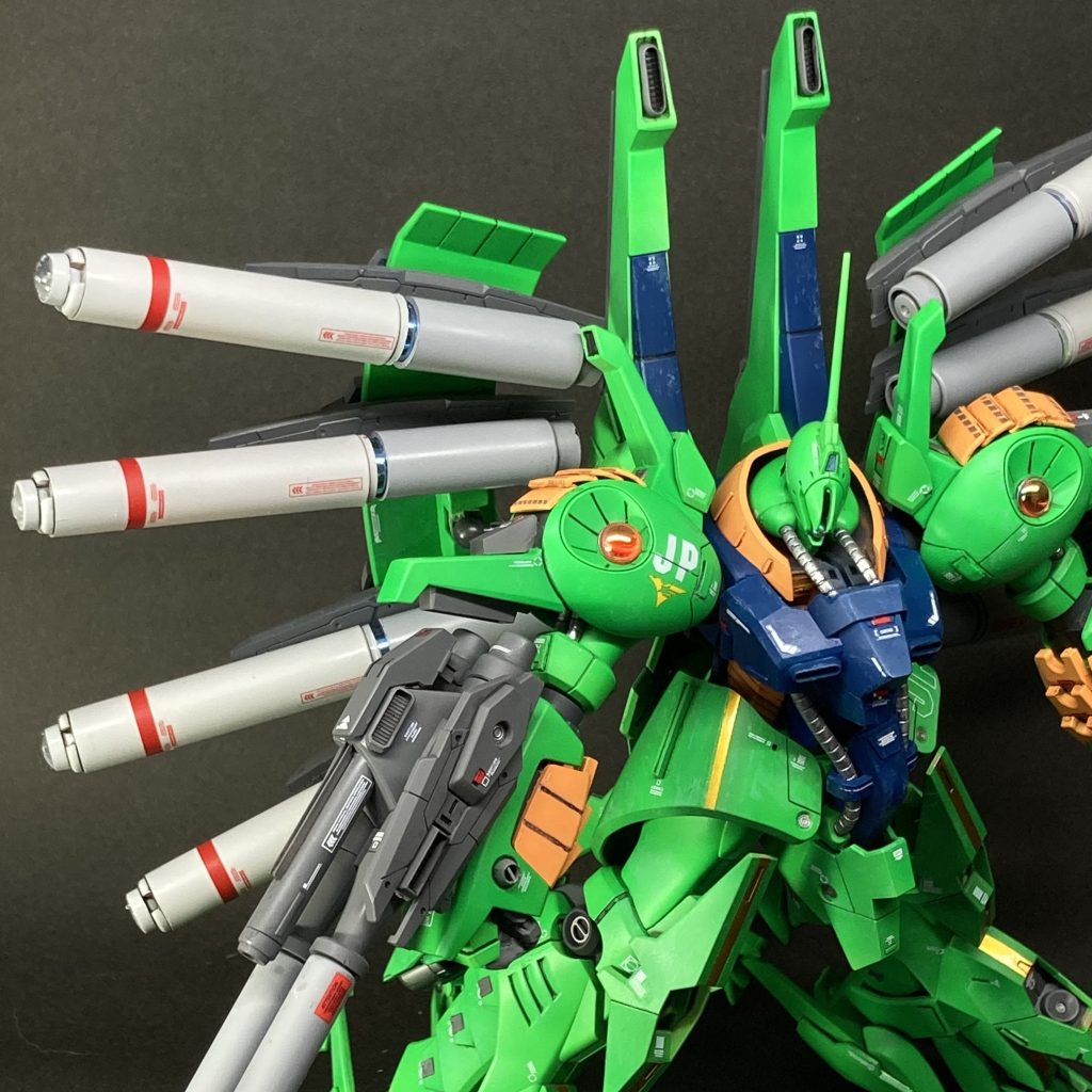 拡散ビーム砲ですが・・・ 肩の拡散ビーム砲はハイキューパーツのVCドームです。ちなみにこの拡散ビーム砲、肩の前後に2門ずつ計4門という設定ですが、後ろ側のビーム砲を撃ったらミサイルやムーバブルシールドを直撃しちゃうのでは?ということで、「生産性の理由で肩の前後は同型パーツだが、拡散ビーム砲を搭載しているのは前部のみで、後部はダミー」ということにしました。