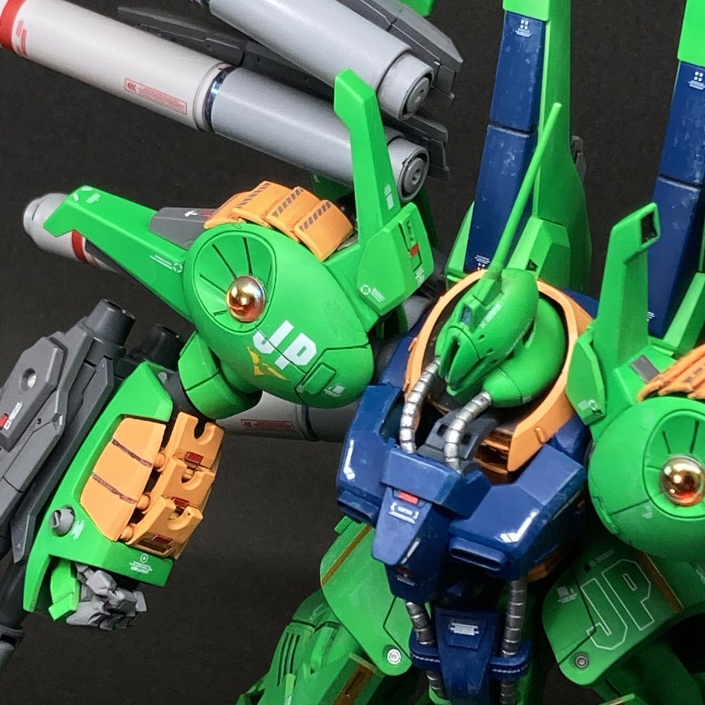 謎の黄色い部分はなんですか? 肩の上部と腕の内側の黄色い部分は、パラス・アテネの特徴的なデザインではありますが、「この部分はなんだろう?」と改めて考えると謎です。うまい解釈が思いつきませんでしたので、せめて、何かの機能がありそう、あるいは、何か動きそうな雰囲気のディテールにしてみました。 その他、情報量がほしいと思った部分にスジ彫りやプラぺーパー、市販のプラパーツ、エッチング等でディテールを追加しました。