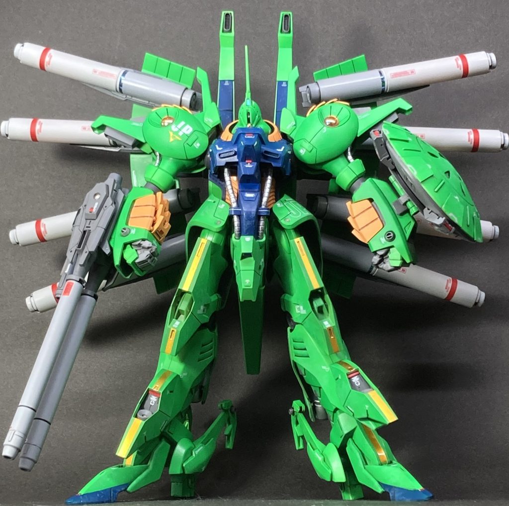 戦場で出会った瞬間、「なんかヤバい!」と直感させるような姿(レコアさん、ゴメンね)が、自分の中でのパラス・アテネというMSです。脚部やミサイル、武装などの大型化で、ヤバそうな攻撃型重モビルスーツという雰囲気がいくらかでも出せたなら・・と思うのですが、いかがでしょうか? 最後までご覧いただき、ありがとうございました。