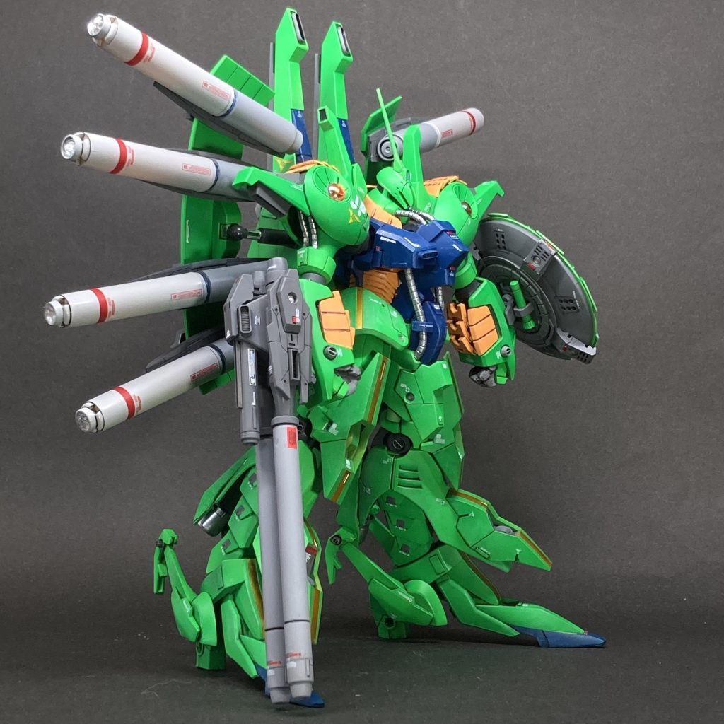 まずは、プロポーションの改修 キットのままで十分なのですが、ミサイルや武装を大型化した際、下半身が相対的に華奢に見えないように、脚を長く太くしました。ヒールを1.5㎝高くして、つま先も伸ばしました。また、すね・膝・ふくらはぎは装甲の上にさらに装甲を被せて太らせました。かかとのかぎ爪(?)も大型化しました。さらに全体のバランスを取るために、腰も約5㎜延長しています。胸部はルブリスウルの胸パーツを上下逆にしたものと交換して、ボリュームを出しています。