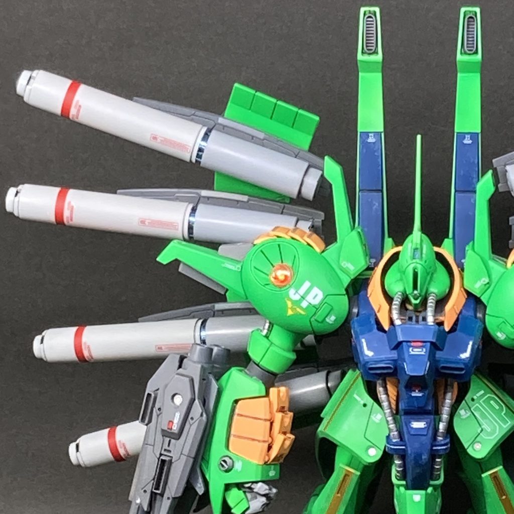 塗装とデカール 設定のパステルなグリーンは量産機っぽいなあと思って(個人の感想です)、蛍光グリーン+蛍光ブルー(少量)で調合した色で塗装してみました。スミ入れは、黒に近いダークグリーンを使っています。ウェザリングは多少の使用感を出す程度に。デカールの「JP」は「ジュピトリス」の意味で貼ってみましたが、裏付けとなる資料等を見つけられませんでした。違ってるかも・・・。