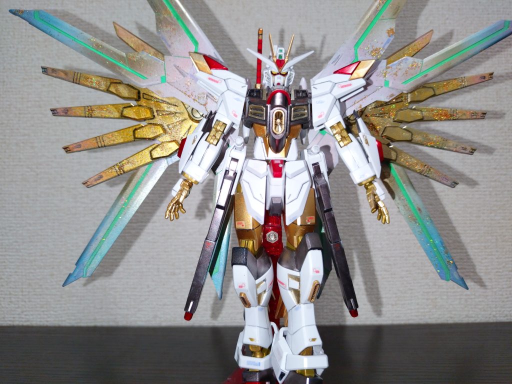 ゴールドのウィングの先端にも少しだけホロレッドを吹いています