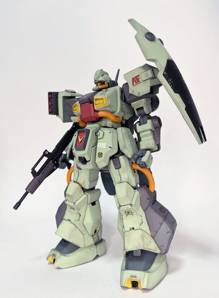 正面グレー部分を取り払ってスリムにするとジェダ・ジェガンに、グレー部分を増やすとスタークジェガンに、さらにゴツくしていくとグスタフ・カールに分岐していくイメージ。