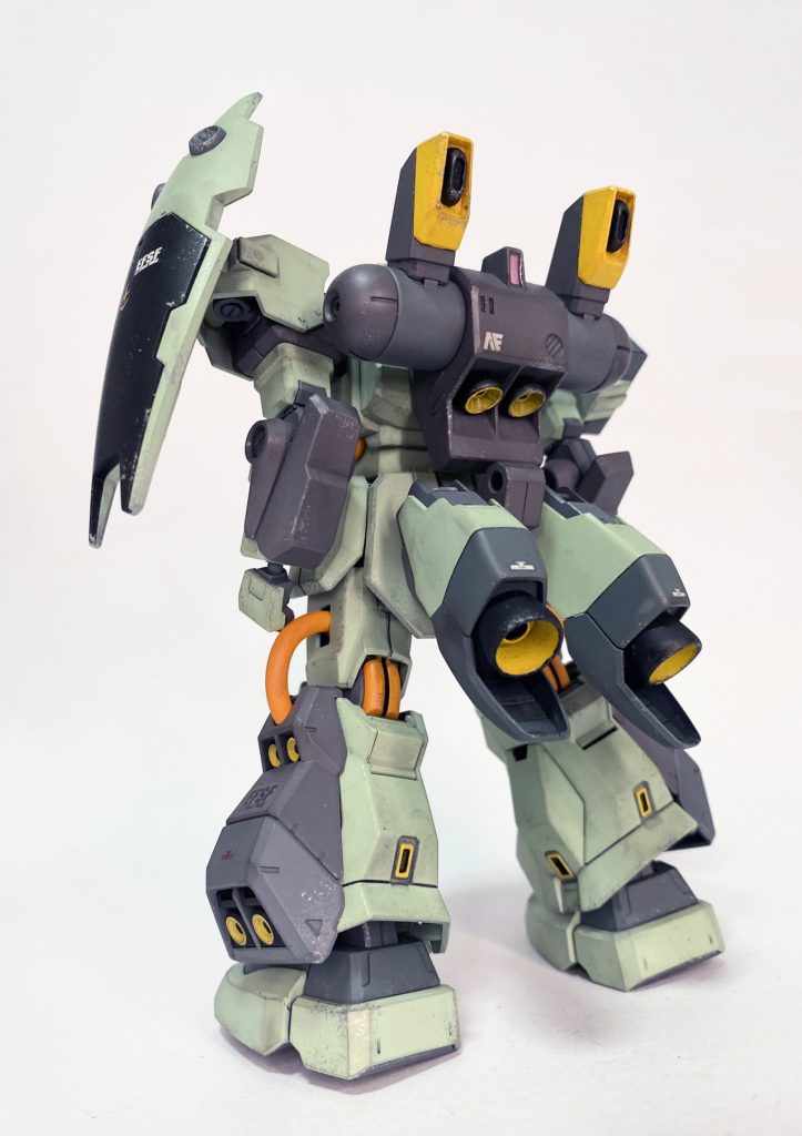 背面バーニアお化けなところがお気に入り。尻の追加ブースターはドムR35の物を使用。