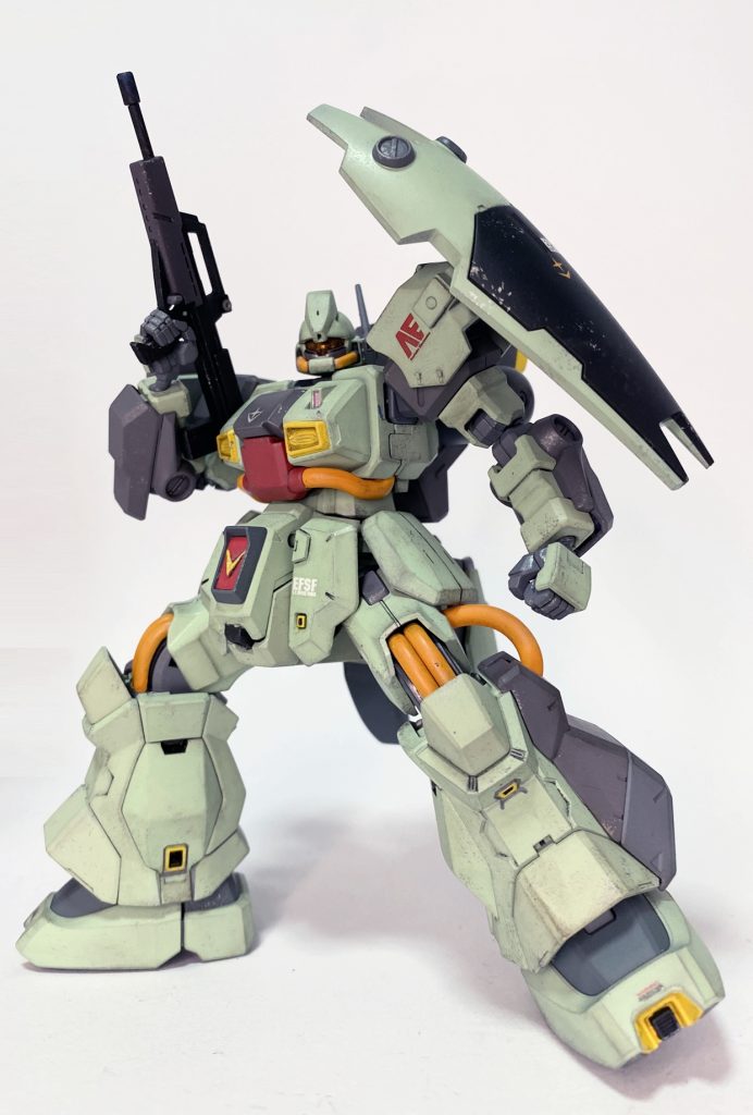 股間のVマークはジェガンブラストマスターの余剰パーツを流用。肩はそれぞれザクF2000のミサイルポッドとデイジーオーガの装甲。