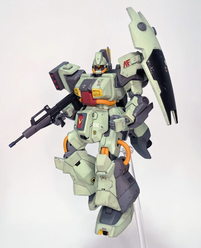 1/100ハイザックのポーズ。頭部は丸みを強調するためにバルカン穴を埋め代わりにバルカンポッドを取り付けました。わかりにくいですがバイザーの奥はモノアイ化しています。