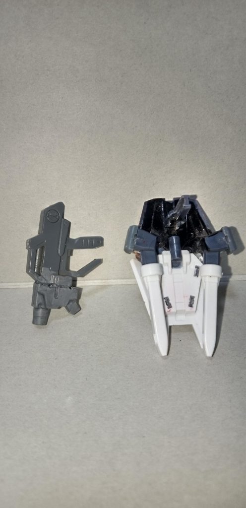 前回はシールド裏は素だったのでコアガンダムの元々のビームサーベルをマウントしました。それとストライクガンダムの持っていたライフルを切断した残り部分を小型ガンに改造。これでシールドがあればコアガンダムX105の状態とストライクアーマーのみの装着だけでもビームサーベルが使用可能になったー！ 