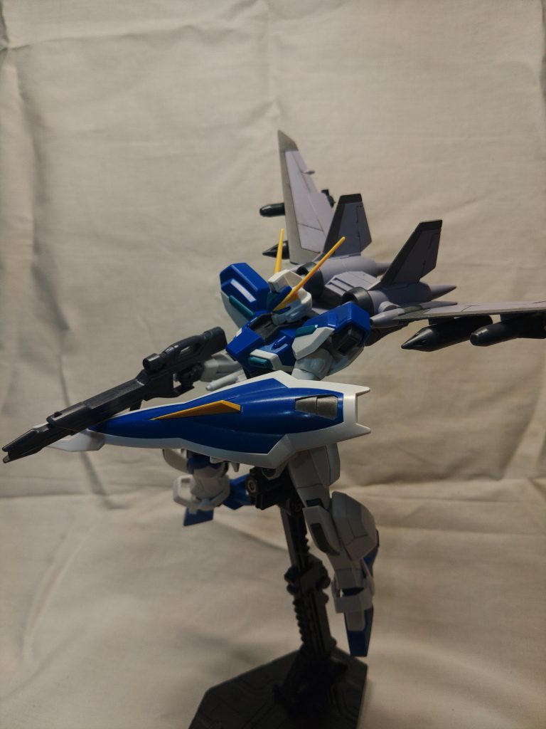 今回の左手のリハビリも兼ねての制作です。塗装はガンダムマーカーエアブラシシステムを普段から使ってるコンプレッサーと接続して塗装しましたシールドの黄色は白の下地を作ってから黄色を吹いてます。また、シールド上部のスリット(？)部分はオリジナルでグレーで塗装しました