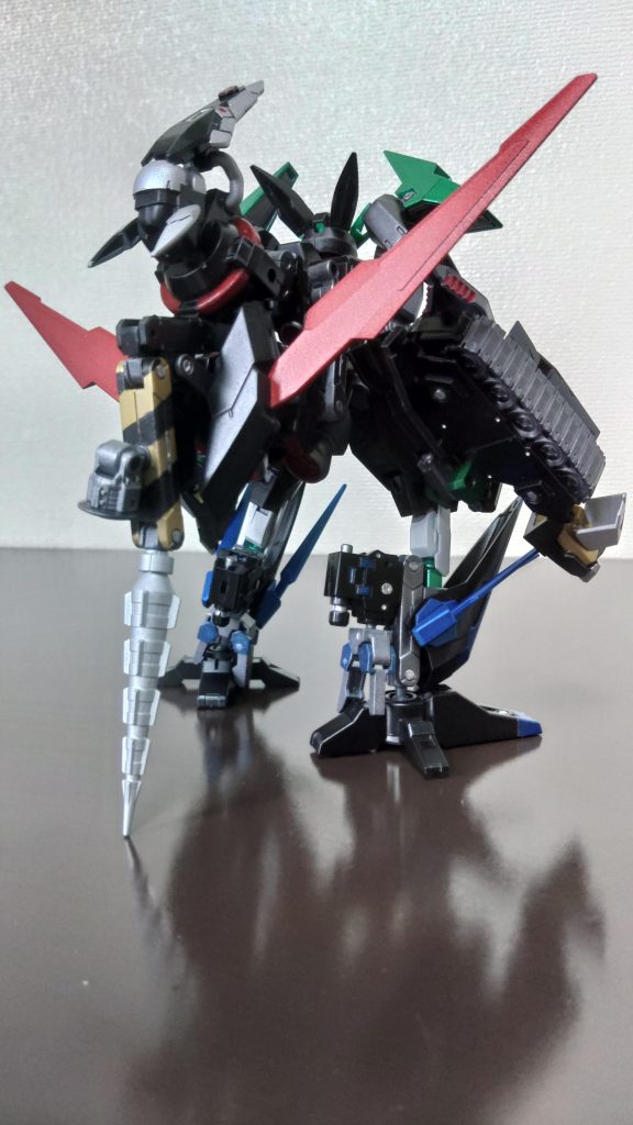 後ろ姿。かなり後ろ側がゴテゴテして重心がかなり後ろへ偏ったものとなっています。ガンダムルブリスソーンは細長い腕に短い脚でアンバランスな見た目がなんだか合体前のロボっぽかったので合体ロボにしてみました。合体方法については「バーニングメガトロン」を参考にしてます。