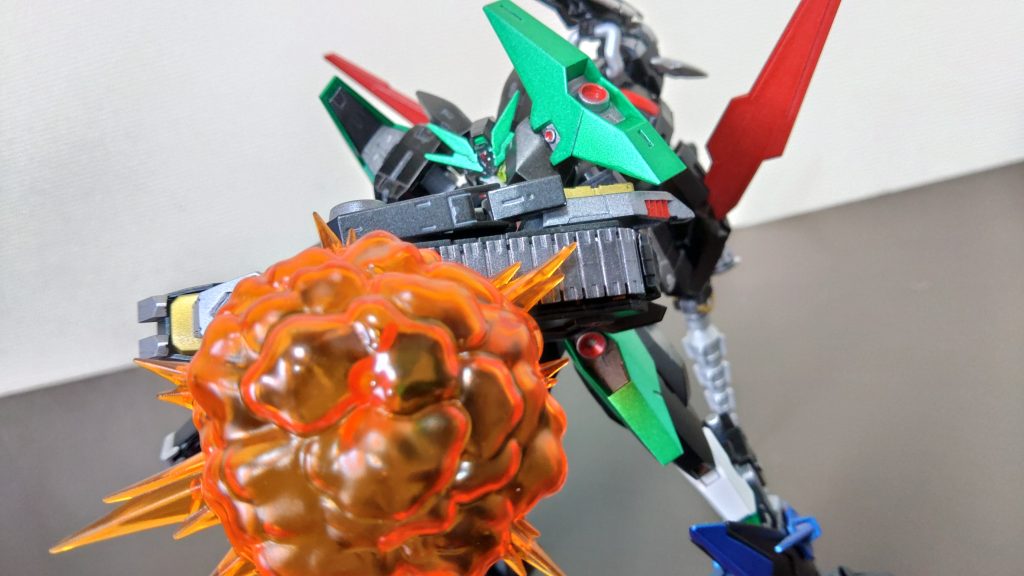 「ランド・キャタピラシールド」腕に合体している「ランド・コソドローン」の無限軌道を高速で回転させ弾丸、ビームの軌道をそらせることができる。また、敵機体に無限軌道を回転した状態で接触させることで装甲をガリガリと削ることもできる。