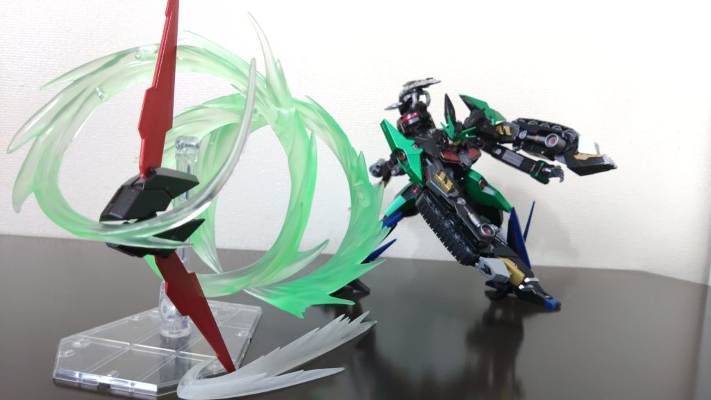 「スカイ・ウィング・スパイラルブーメラン」背部のウィングを取り外し、ブーメラン型に合体させた武器。特殊合金で作られたウィングは当たれば確実に敵を両断できる切断力を誇る。しかし、戻ってこない場合は飛行能力を失うのでとてもリスキーなロマン武器でもある。