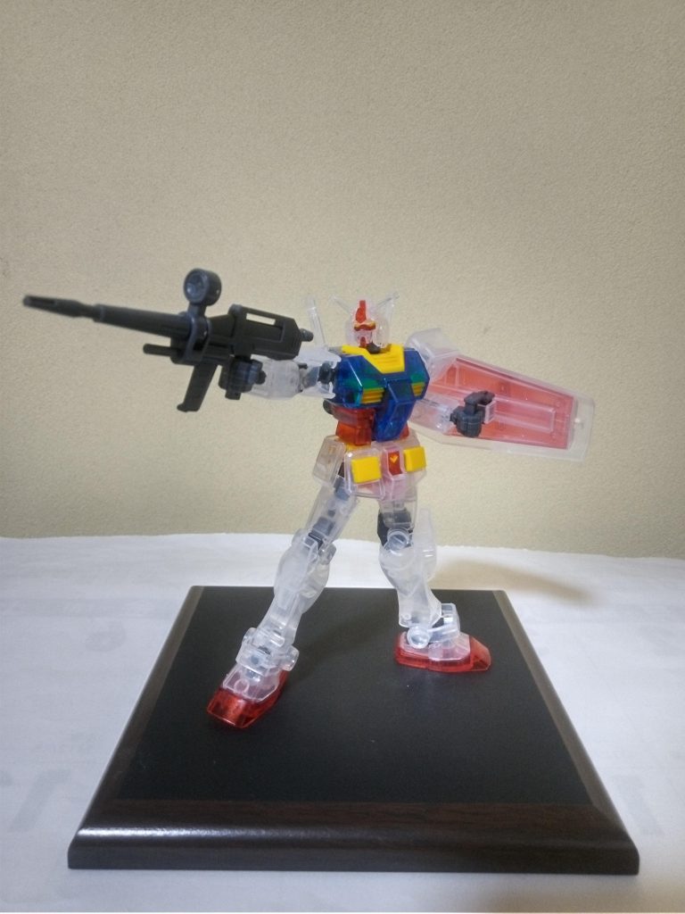 ポーズ。全体にトップコート光沢を吹いてテカらせてあります。