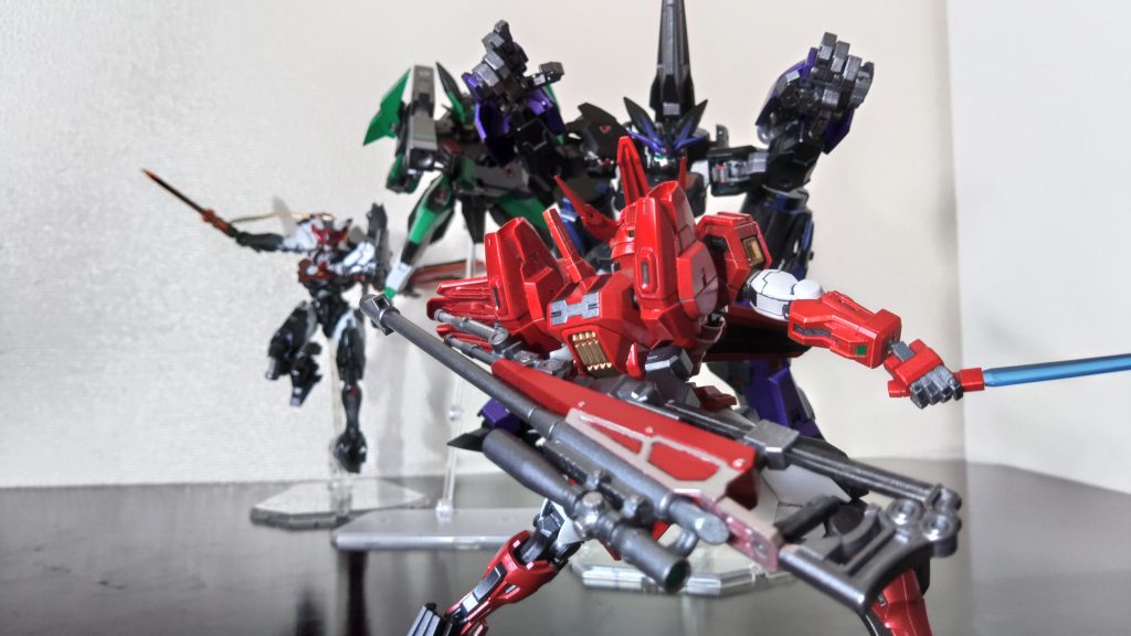 ルブリスノワール「今日こそ、そのいけ好かない赤いガンダムからパーツを奪い取ってあげる!!」