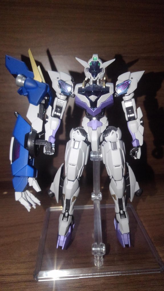 肩や虎の手の先端を鋭角化し、アンテナは少し延長して鋭角化しています。右手は握り手を一度ばらして再構築しています。墨入れはせず、BMCタガネで掘ることで陰影をつけています。間接は車の塗料を使用