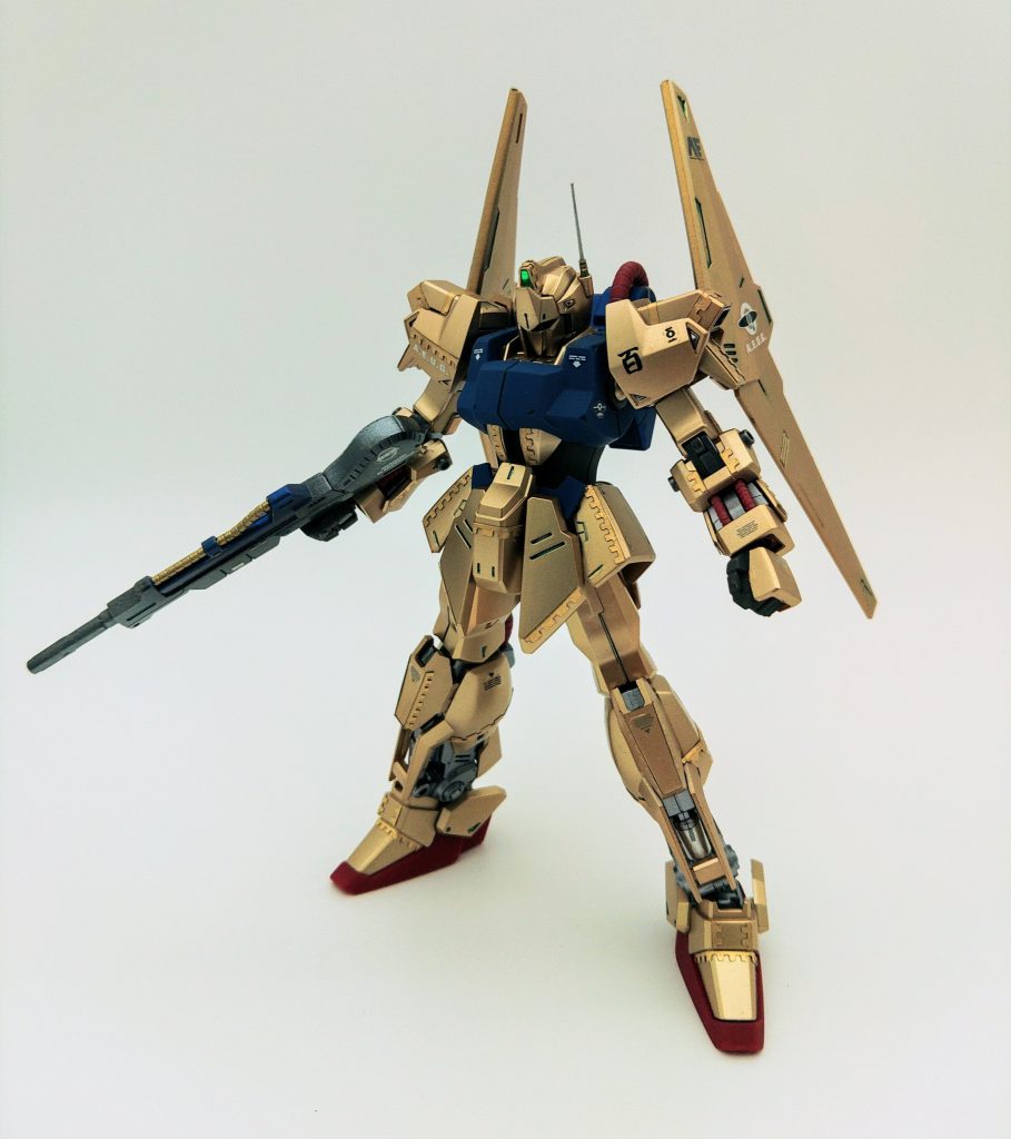 パンチ機で複雑なモールドを打ち抜けるので、大気圏突入用コーティングのイメージでジャブロー降下作戦仕様としました。ランナーのまま１発塗装で仕上げたい性質上、どうしてもランナー接続部の塗り残し、パーティングライン、合わせ目が出てしまいます。それらの箇所をコピー用紙、マスキングテープの細切り(いずれもゴールドに塗装済)をディテールとして貼り付けて修正しています。