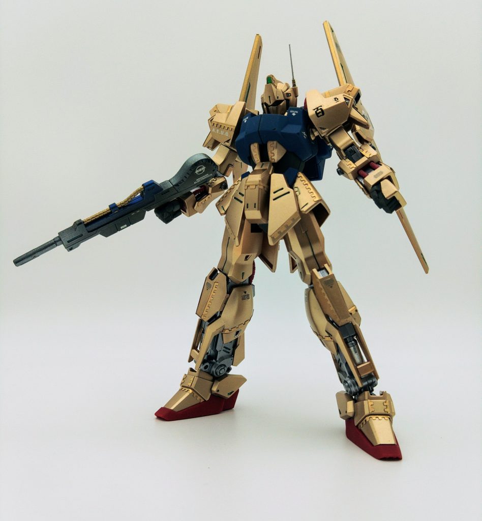 反省点はしっかりチェックしたつもりのランナー１発塗装でわりと塗料の回っていない箇所があったことです。パーティングラインなど、モールドをディテールで隠さないで最初から大人しく消した方が早かったかな？などとは決して考えてはいない。１発ランナー塗装を諸々でリカバーしていくというスタイルは貫けたと思います。