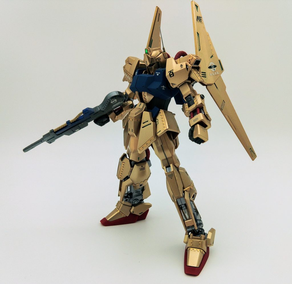 ライフル、バズーカは成型色にノーマルのパールを吹いてメタリック調にしています。ライフルの塗り分けは青い部分はブルーパールを吹いています。金のパイプは筆塗りです。