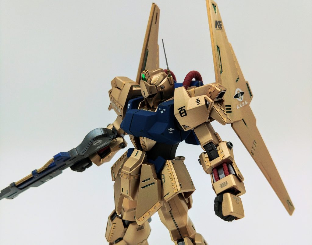 アクの強い百マーキングは片側のみに抑えました。百式本体の改造は胴をメインにいじっています。改造箇所は以下です。①胸のバックパックの取り付け穴の上方にピンバイスで穴を空け、バックパックを上に来るように修正②首が少し沈むように襟パーツの下をごっそり切り抜いて襟パーツ前方が下がるよう角度を着けて再接着③お腹の黒いパーツは、下方の前面を削りこんで気持ち前屈みになるように調整して立ちポーズの姿勢を改善④股関節の接続パーツを切り取って、４ミリほど上方+3ミリほど前にだして接着しています。これによって長すぎる足を少し短く見えるように加工