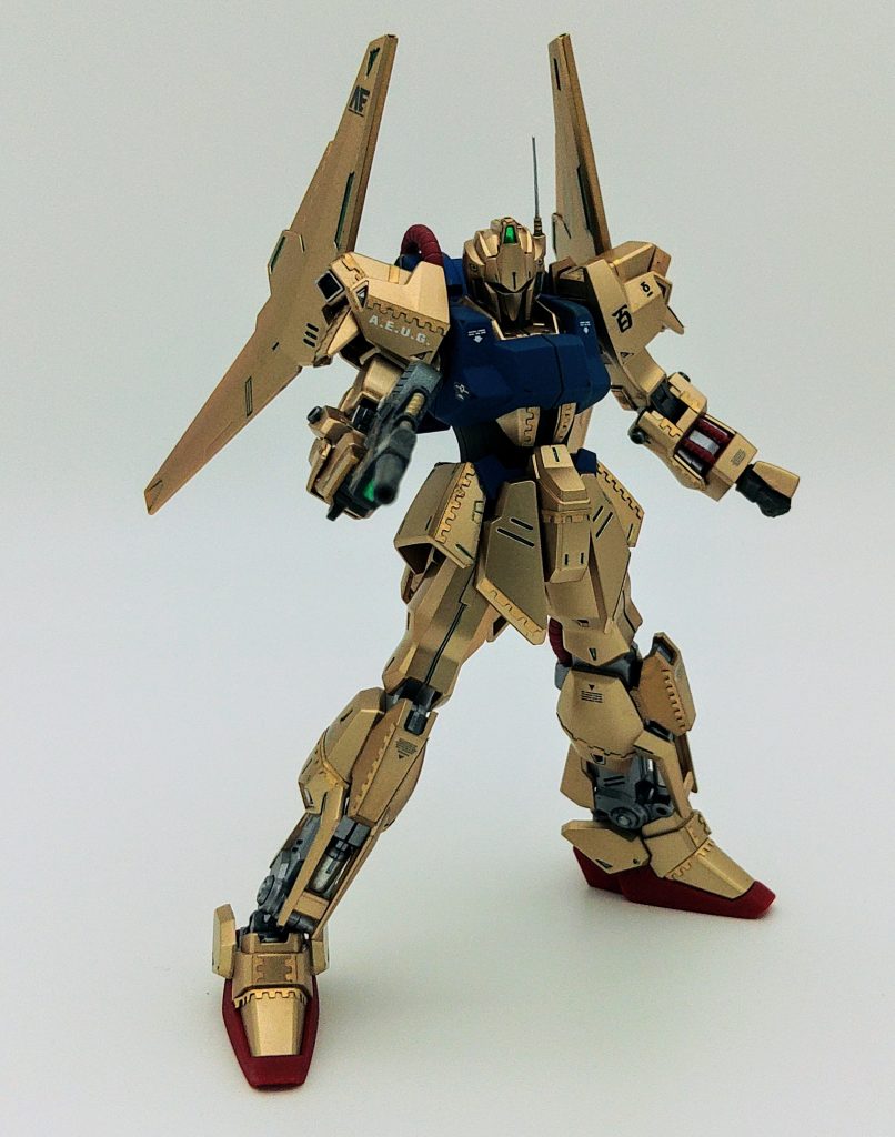 プロポーション的にやや細いかな？とも感じますが、スタイリッシュな本体にパンチ機のギザギザモールドがなかなかに不思議な効果を出していると思います。バズーカも作りましたが百式はやはりライフル１丁のシンプルな構成がすきですね。アンテナは少し太く感じたので、既存のものをカットして基部として使い、伸ばしランナーを貼り付けています。