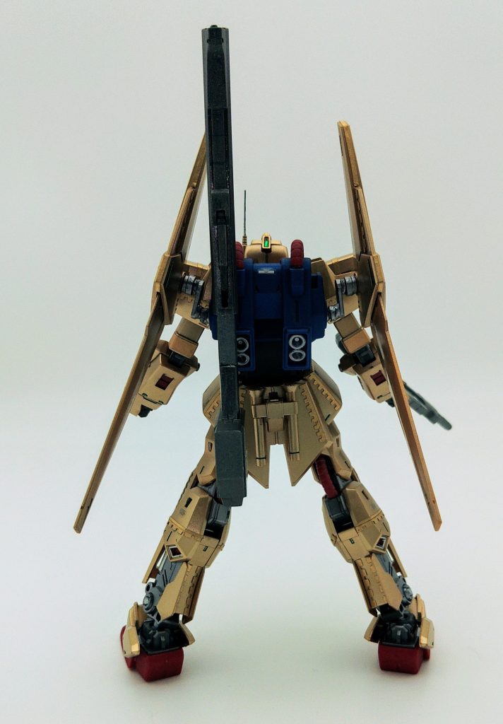 バインダーは正面シルエットにかなり影響するので、バックパックとの接続基部をランナータグと市販のディテールパーツを使ってクランクをきつめに改造しています。