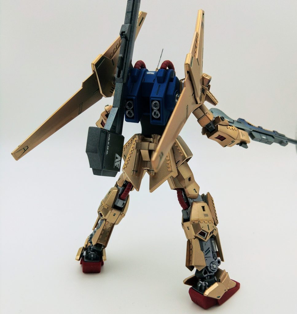 主に継ぎ目、パーティングラインが出る箇所は以下です。・肩アーマーのノズルにパーティングライン・上腕にパーティングラインとランナー跡・下腕にパーティングライン・ウイングバインダーにパーツの合わせ目特にウイングバインダーは塗装後2ミリのマスキングテープを金色に塗ってそのまま合わせ目に貼り付けています。