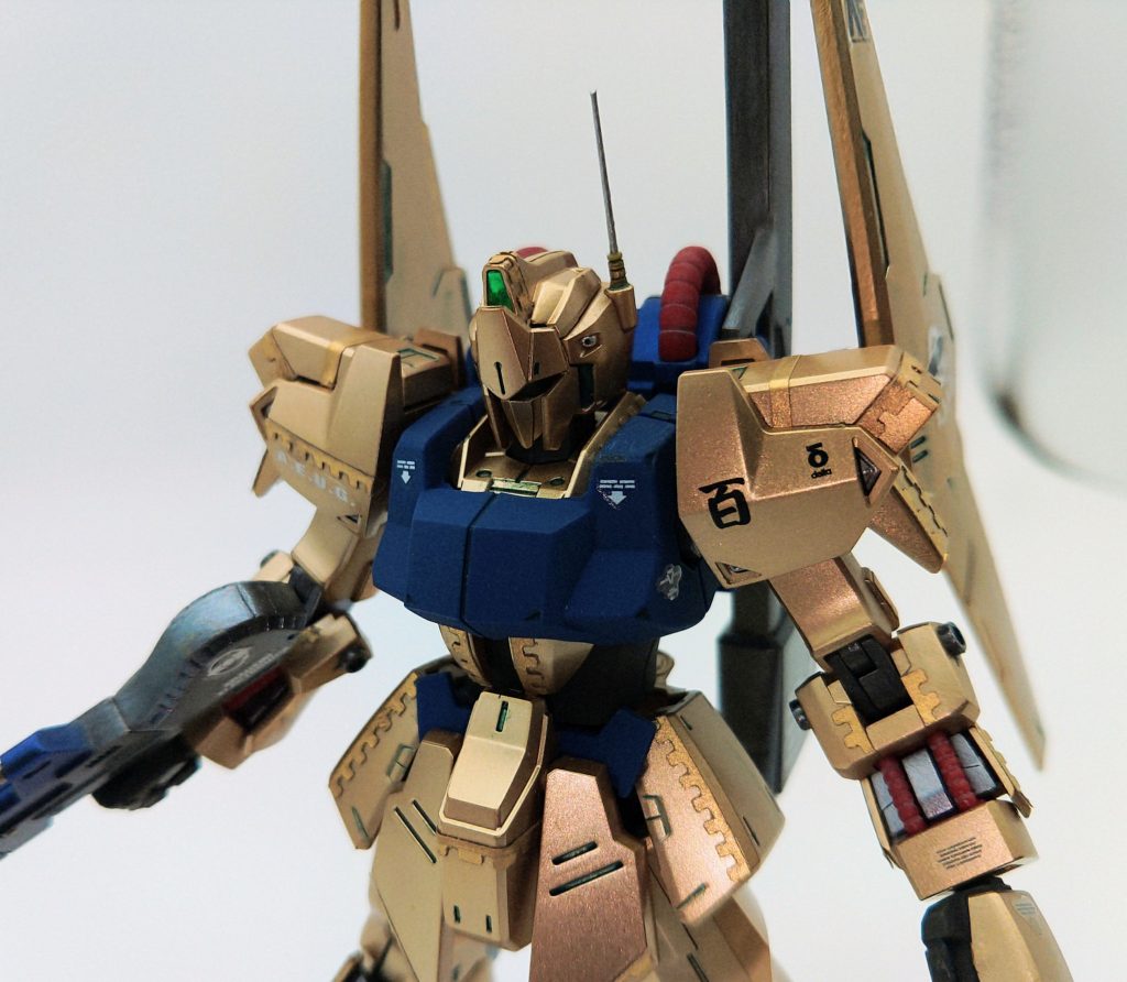 百式のカラーリング、シャアのダカール演説のあとで赤く塗ると良かった説があります。その説に感心しつつも、シャアの人類の指導者を周囲から切望されつつ、そこから目を背けるイメージが、ダカール演説後も金のままの百式に詰まっていると思います。百式にのっている間シャアはどこまでも自称クワトロ大尉であり、最後に放り出していなくなってしまう逃げ癖まで含め、歴代シャアの搭乗機中、シャアという人柄をもっとも体現したモビルスーツだと思います。工作途中写真などはこちら↓https://x.com/monobya/status/1885886760967921699?t=ljzfumKG9kk_PyP4EuQghw&s=19