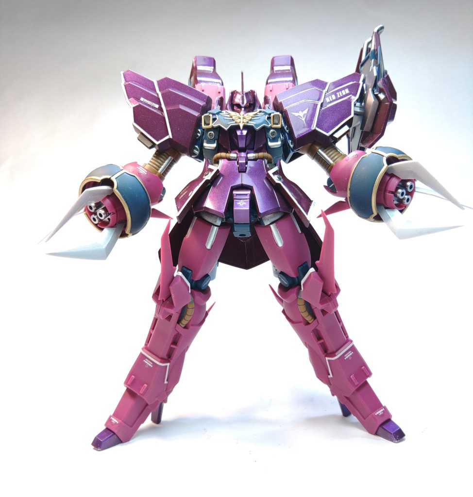 おしるこ色とも言われるこの成型色、青味を足して紫っぽくするか?赤味を足してより赤っぽくするか?なかなかに迷うところです。しかし、ここは間を取ってパープルパールを厚めにふいて対処しました。そのままいつも通りツヤ消しにしてもおもしろそうなのですが、せっかくのパールなのでクリアを吹いてテカテカにしています。反対に、足などの濃いピンクはツヤ消しにして色味を落ち着けることで対比をつけてみました。