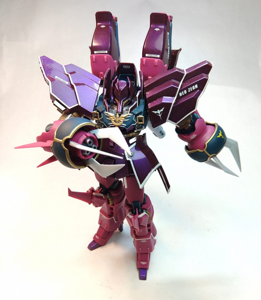 ローゼンズール、上半身はズゴックを彷彿とさせるモンスター体型、下半身はスリムなヒールを履いた貴族といったイメージです。そこに薔薇+ガスマスクとなかなかに攻めたデザインです。パイロットのアンジェロの狂気と優雅さ、そして変態さを完璧すぎるほど体現しつつ、カッコいいという欲張りな機体です。HGUCのEpiphone7版のローゼンズールの成型色は設定に近いようですが、こちら以上に入手が困難そうですね。どちらかというともう一つ作るとしたら通常版をハンマハンマ仕様のグリーンパールで塗ってみたいですね。製作途中はこちら↓https://x.com/monobya/status/1892992051588850025?t=U-bCQVn8xD1VJ4Nglfi00g&s=19他にも成型色をパールで色味変更したキットはこちら↓https://gumpla.jp/eg/1661862