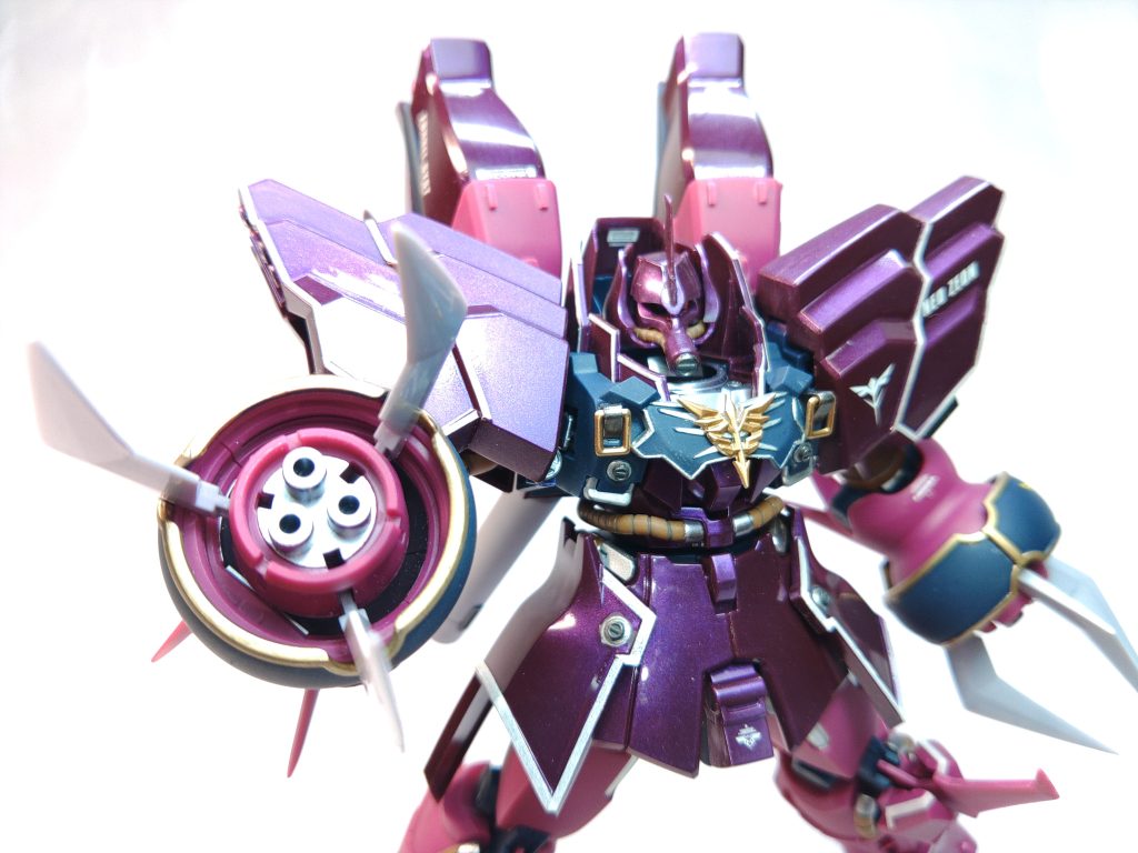 通常のローゼンズールからの改造点は以下の4点です。・角をランナータグから削り出して装着・盾を肩にマウントできるように改造・胸のエングレービングをより装飾的にする・ガスマスクの形状を従来の密閉型から濾過式に変更