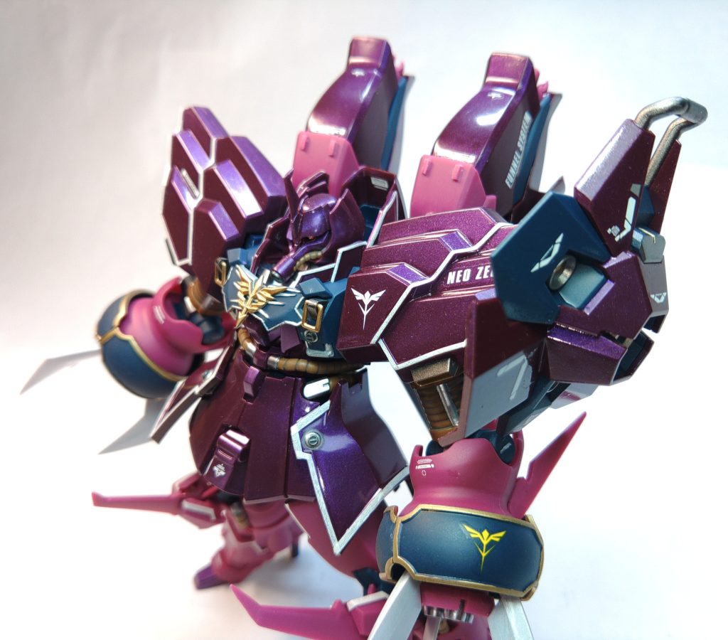 成型色仕上げの都合上、どうしても色味が設定よりも濃くなるので、式典用としてやや派手になるようにマイナーチェンジを施しています。