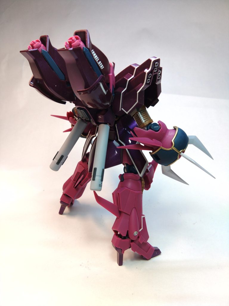 このローゼンズール、個人的に気になるのは形状よりも各部の接続があちこちガタガタして自立しにくいところです。しっかり自立するように以下の2点を改造しました。・腹パーツ遊び部分を少なくするように、後部にランナータグを噛ませてやや前傾姿勢になるように調整・足首の折り畳み機構が自立を妨げるので、足裏にランナーを挟んで稼働を無くすこの2点で大分しっかりと自立します。