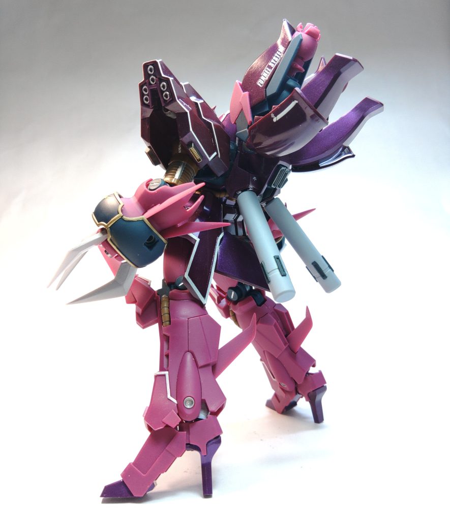 形状の凄く優美なキットなので、立ちポーズをより優雅にすべく以下の点をランナータグを使って改造しています。・肩アーマーの基部を上下に切断して、3ミリに切ったランナータグを貼って延長・首をランナータグで2ミリ延長・足の付け根を5ミリ前にズラしてS字立ちを強調する。その他、細かいところを少しいじっています。