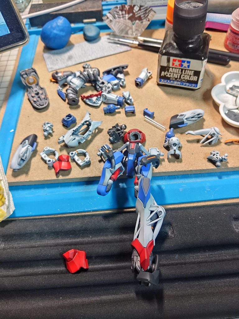 後ハメ加工、合わせ目消し、表面処理等、一通りの基本工作で映画の余韻が覚めないうちに一気に塗装までこぎつけます…